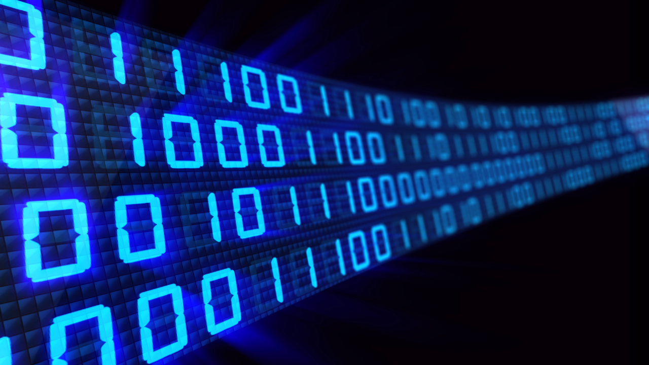 Una grafica digitale che mostra un codice binario blu incandescente (uno e zero) in prospettiva, che si estende in lontananza su uno sfondo scuro, simboleggiando dati criptati o tecnologia avanzata.