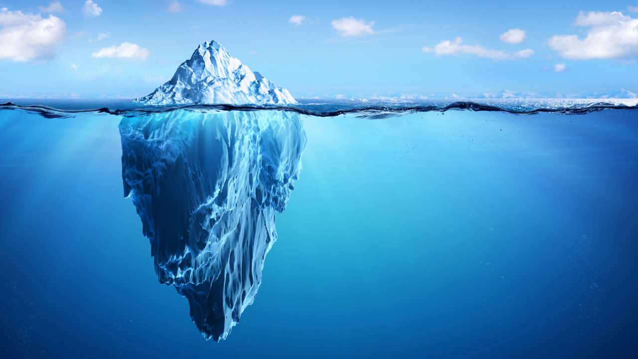 Iceberg che emerge parzialmente dall’acqua come metafora del divario tra AI nei mercati pubblici e AI nei private market, dove si concentra la maggior parte del valore.