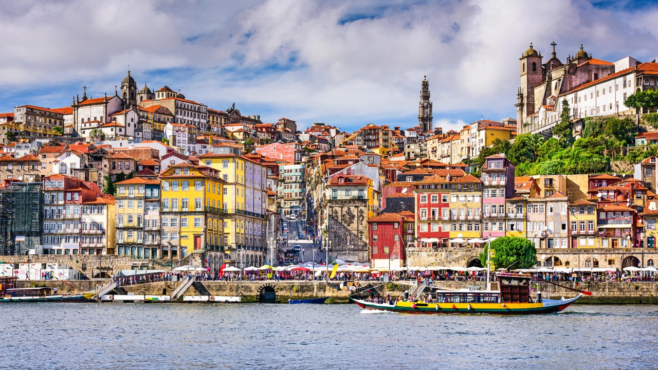 Foto di Porto, in Portogallo, con colorati edifici storici e tetti di tegole rosse, per evidenziare immobili di lusso nelle città europee.