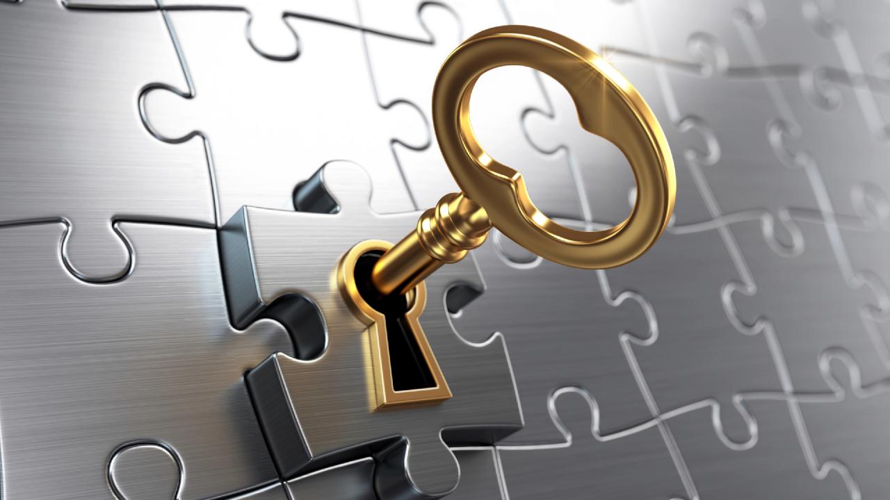 Chiave d'oro che sblocca un tassello di un puzzle metallico, metafora della liquidità e protezione degli hedge fund per i portafogli dei family office nel 2026.