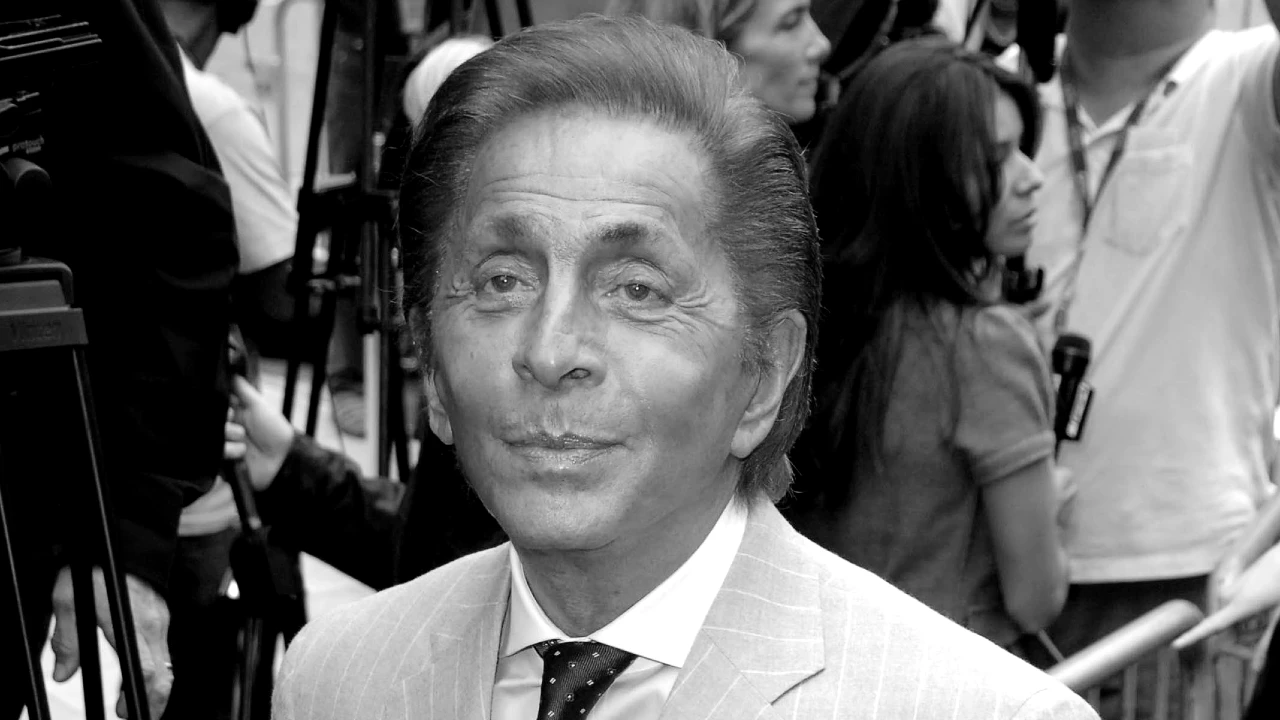 Foto in bianco e nero di Valentino Garavani sul tema successione ed eredità.