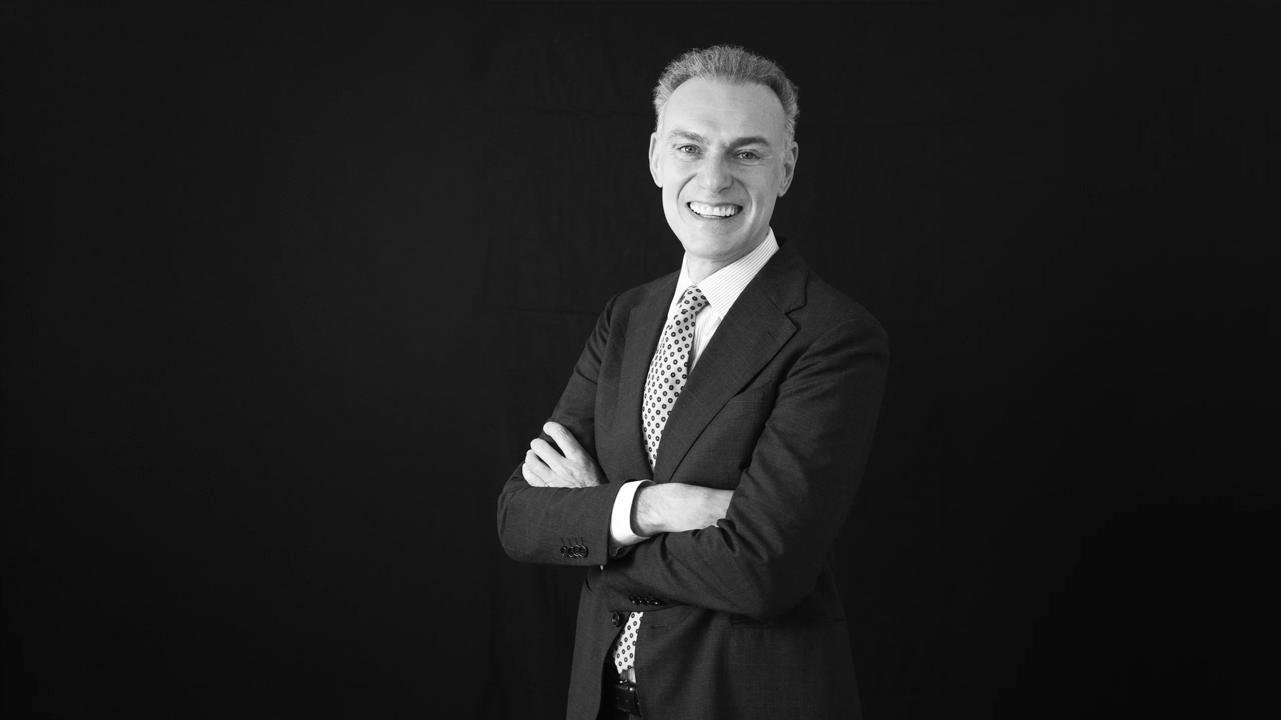 Una foto in bianco e nero di Federico Pons di Janus Henderson Investors che sorride guardando in camera