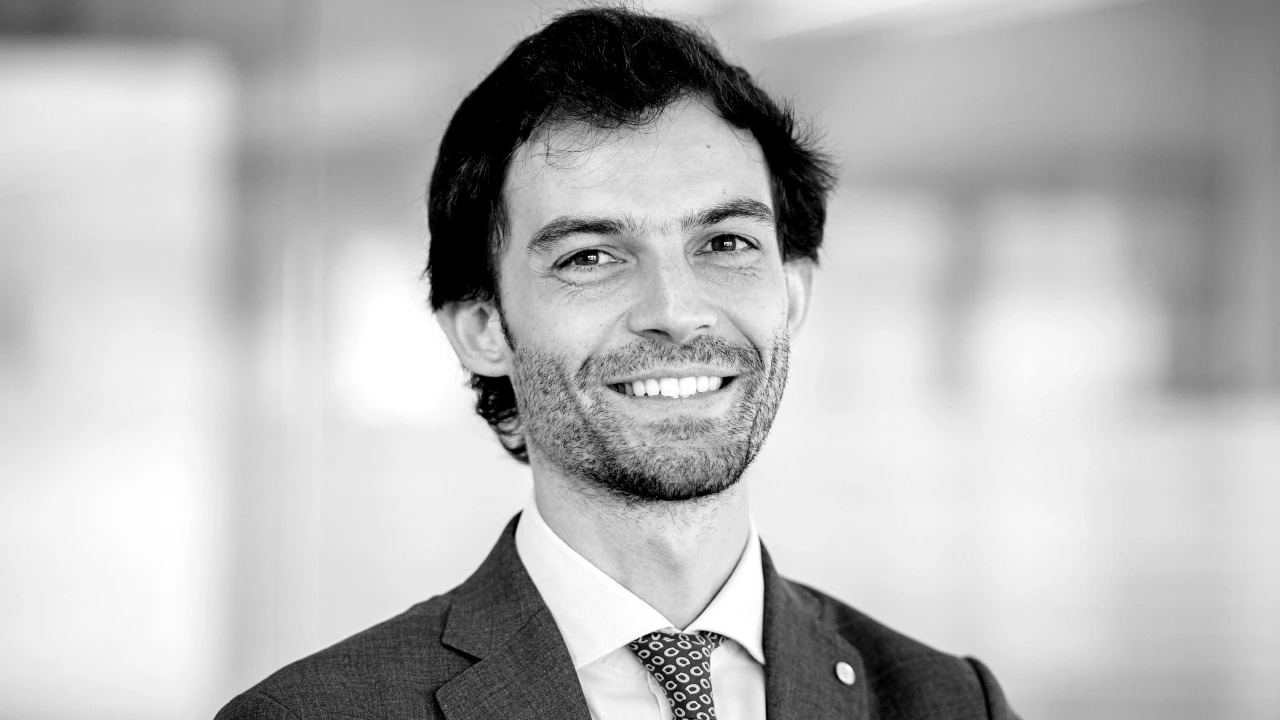 Fotografia in bianco e nero di Antonio Bommarito di Fire, su Npl e cartolarizzazioni.