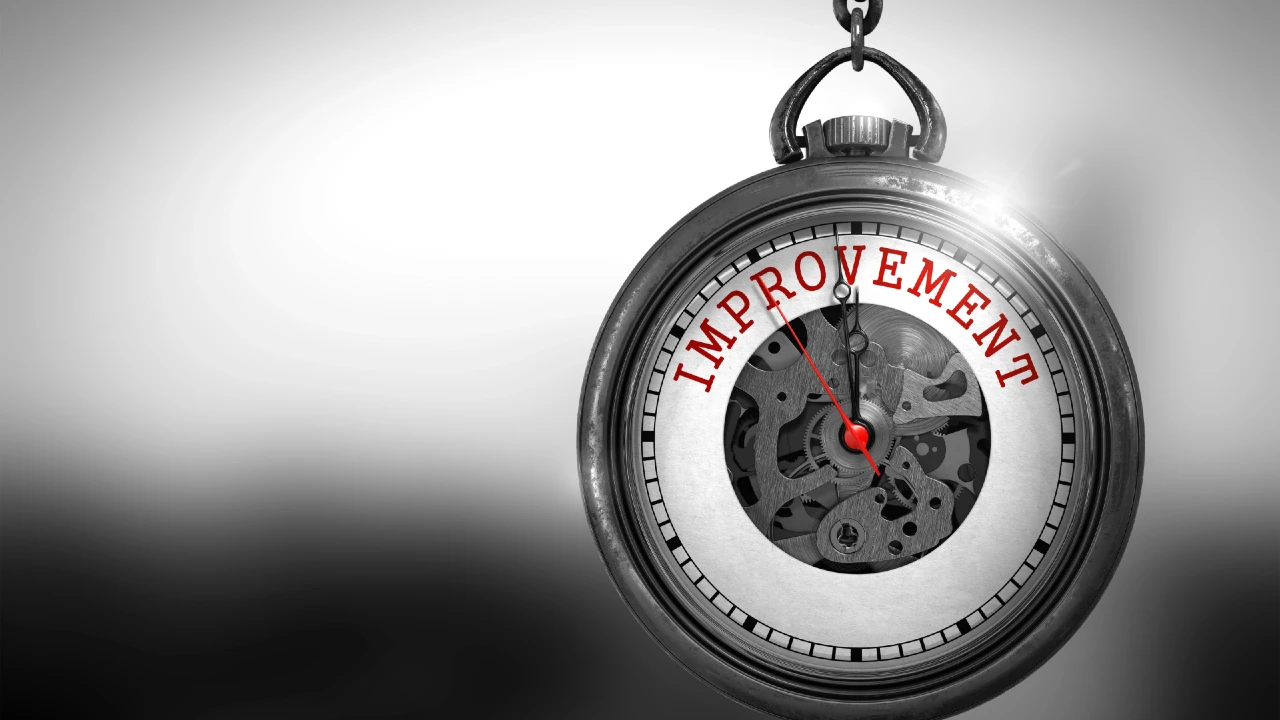 Orologio con scritta “Improvement”: Edufin index 56/100 e urgenza di pianificazione su assicurazioni e pensioni