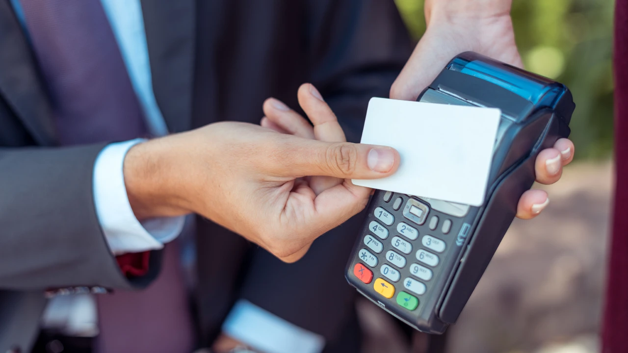 immagine di un pagamento elettronico attraverso Pos.