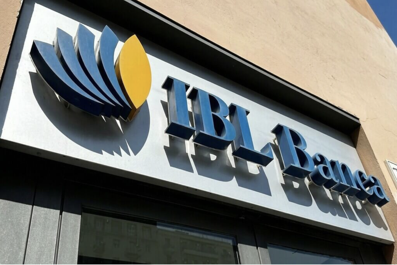 Logo IBL Banca su facciata headquarter, focus su nuova governance e transizione verso i private markets.