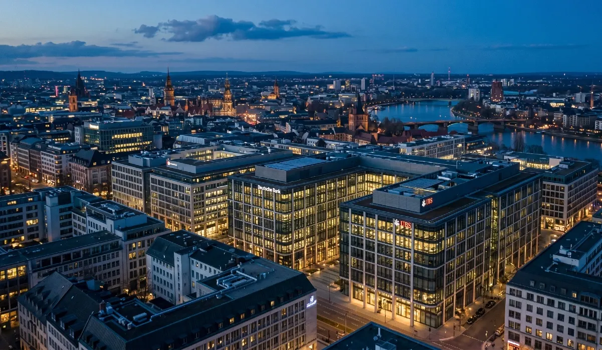 Sedi di Deutsche Bank e Ubs in un distretto finanziario europeo al tramonto, immagine a supporto di un articolo sulla riorganizzazione del wealth management per clienti Uhnw e family office