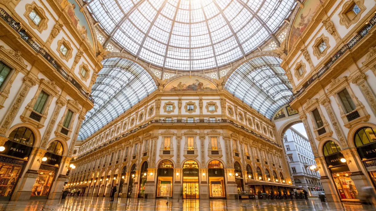 Galleria Vittorio Emanuele Ii a Milano, simbolo di lusso, shopping internazionale e nuova attrattività della città per grandi patrimoni e investitori globali.