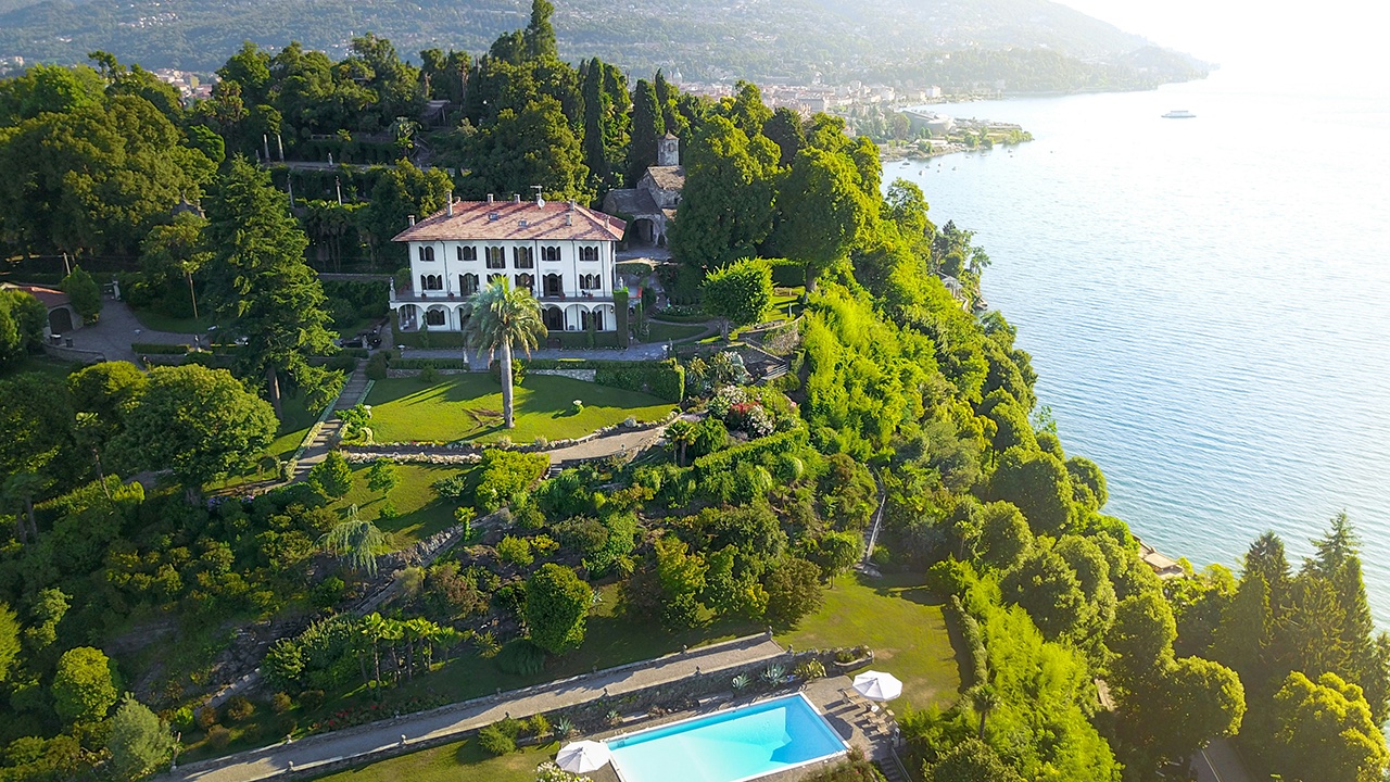 Immagine fornita da Yeldo per articolo su real estate debt e scelta asset class. In foto una bella villa sul lago in Italia.