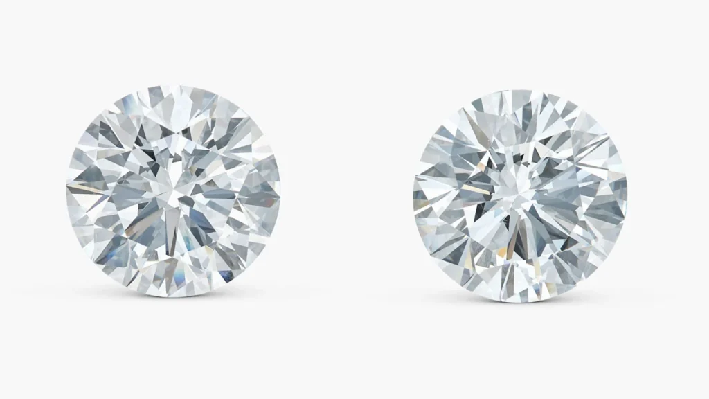 Due diamanti rotondi sfaccettati, trasparenti e brillanti, su sfondo bianco. Riflessi di luce creano motivi geometrici complessi.