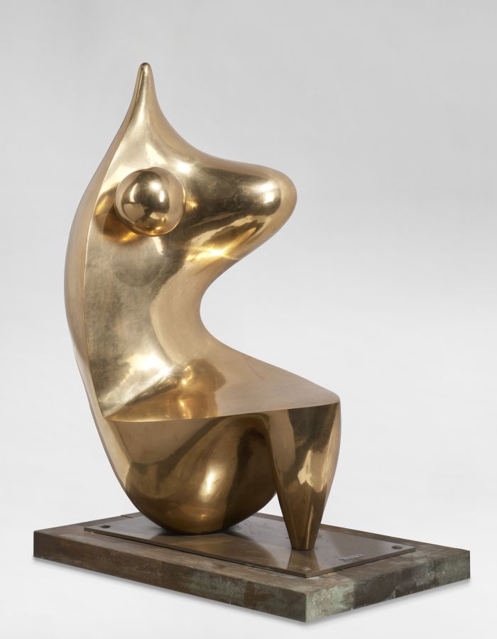 Scultura astratta in bronzo lucido su base rettangolare, con forme organiche e una sfera sporgente.