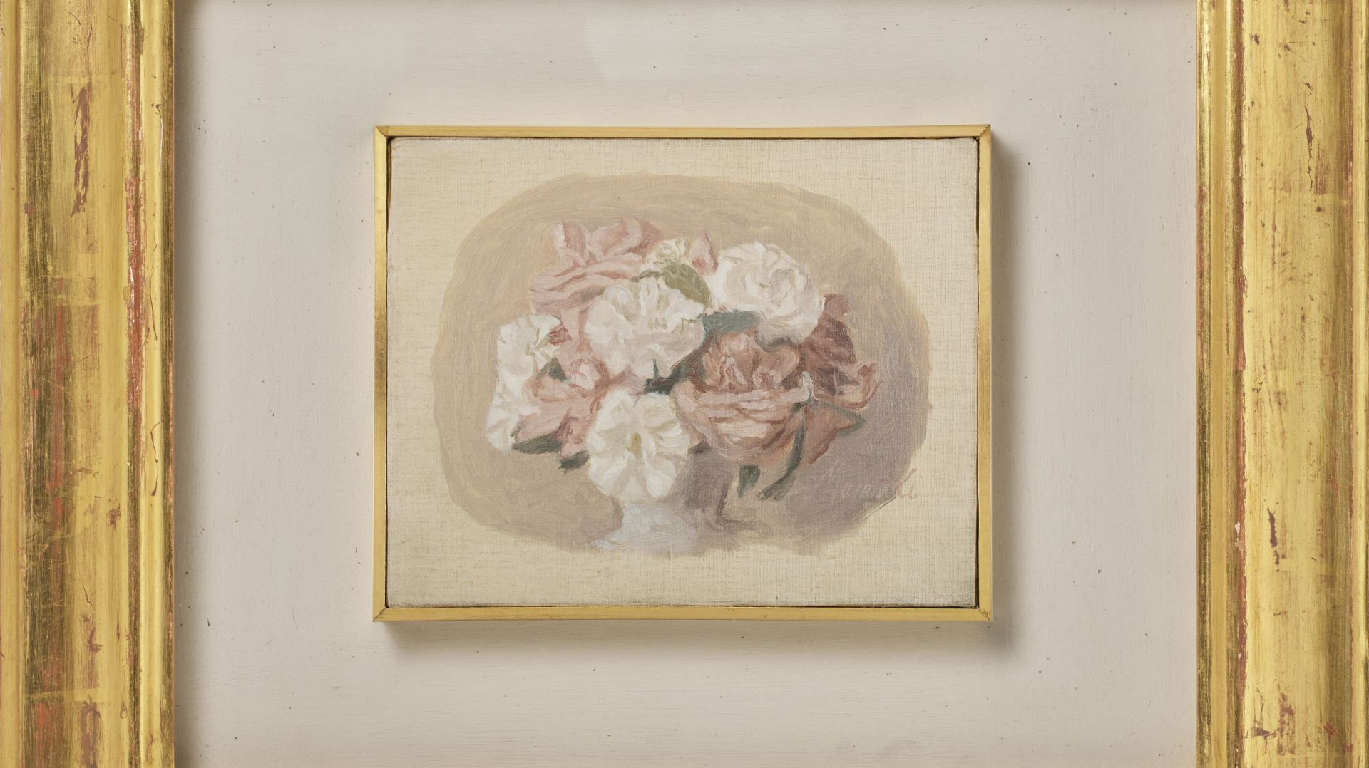 Dipinto di fiori rosa e bianchi in vaso, con cornice dorata su sfondo chiaro.