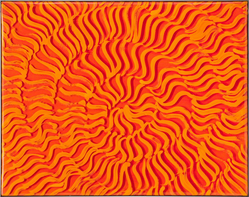 Pittura astratta con linee ondulate arancioni e rosse su sfondo arancione, che creano un motivo dinamico.