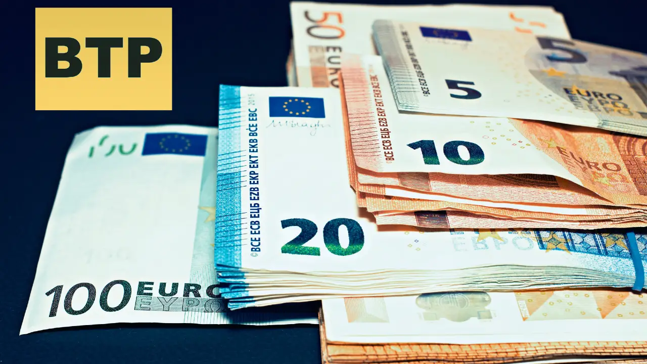 Banconote euro di vario taglio impilate su sfondo scuro, con riquadro giallo con scritta "BTP".