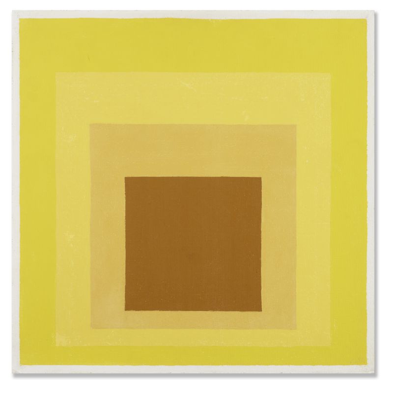 Dipinto astratto con quadrati concentrici di giallo, ocra e marrone su tela bianca.