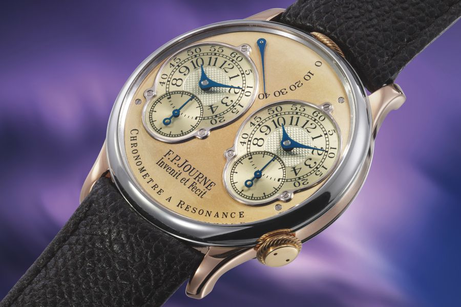 Orologio da polso F.P. Journe con doppio quadrante, cinturino in pelle nera e sfondo sfumato viola.