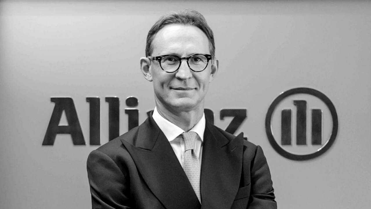 Foto in bianco e nero di di Mario Ruta, , vicedirettore generale e direttore commerciale di Allianz Bank Financial Advisors.