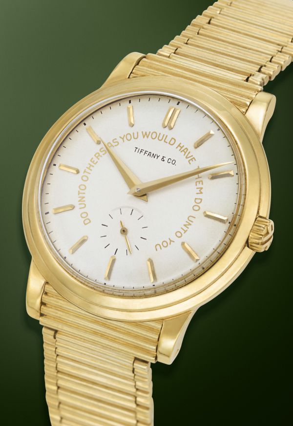 Orologio Tiffany & Co. dorato con quadrante bianco e scritta "Do unto others as you would have them do unto you".