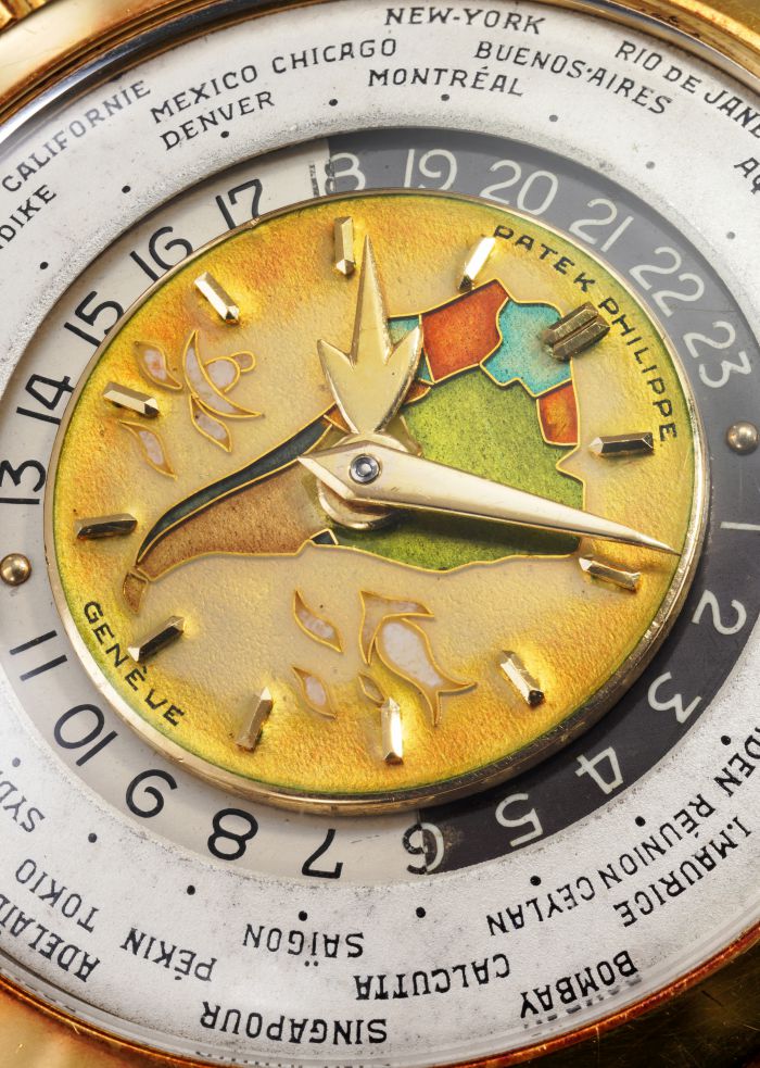 Primo piano di un orologio Patek Philippe con indicatore delle ore e nomi di città.