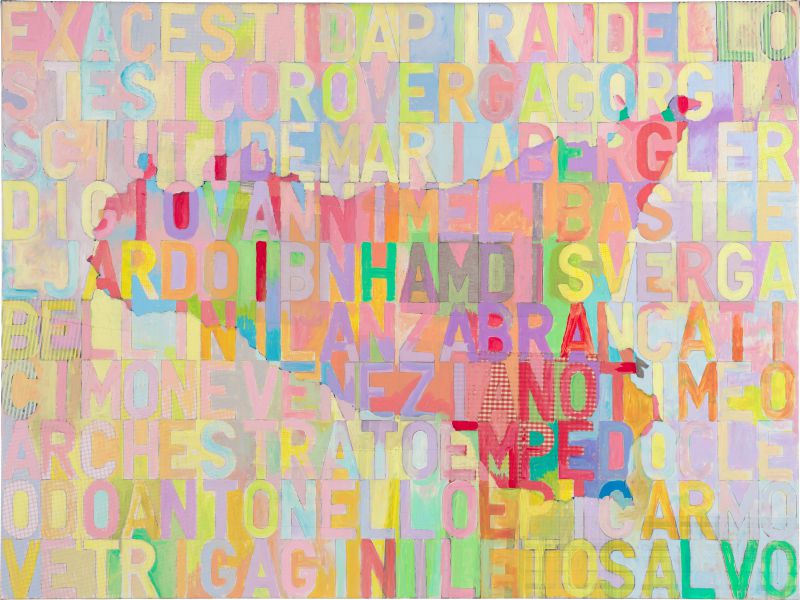 Dipinto astratto con sagoma della Sicilia, lettere colorate sovrapposte e sfondo a blocchi di colore pastello.