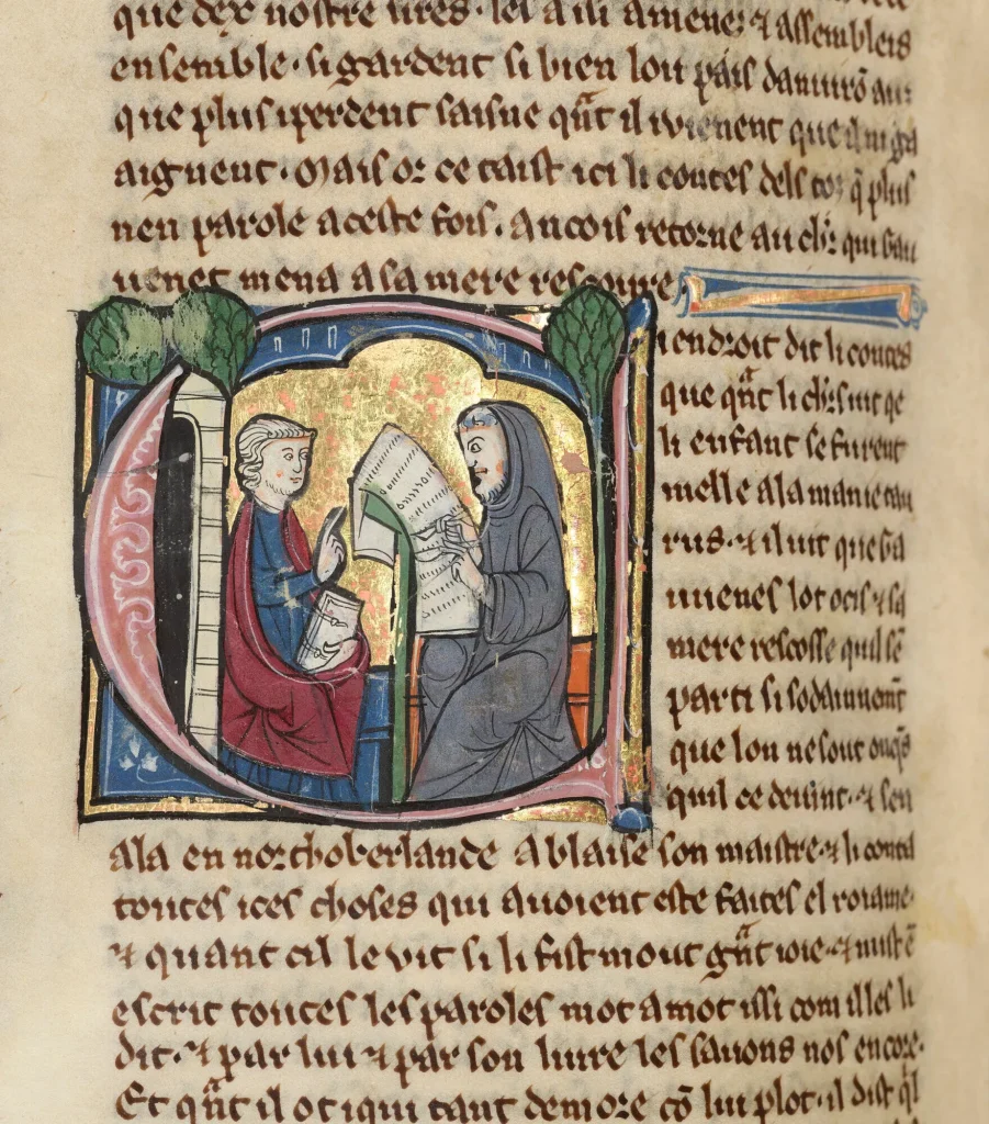 Miniatura medievale: due figure leggono testi su pergamena, incorniciate da una lettera decorata su sfondo dorato.