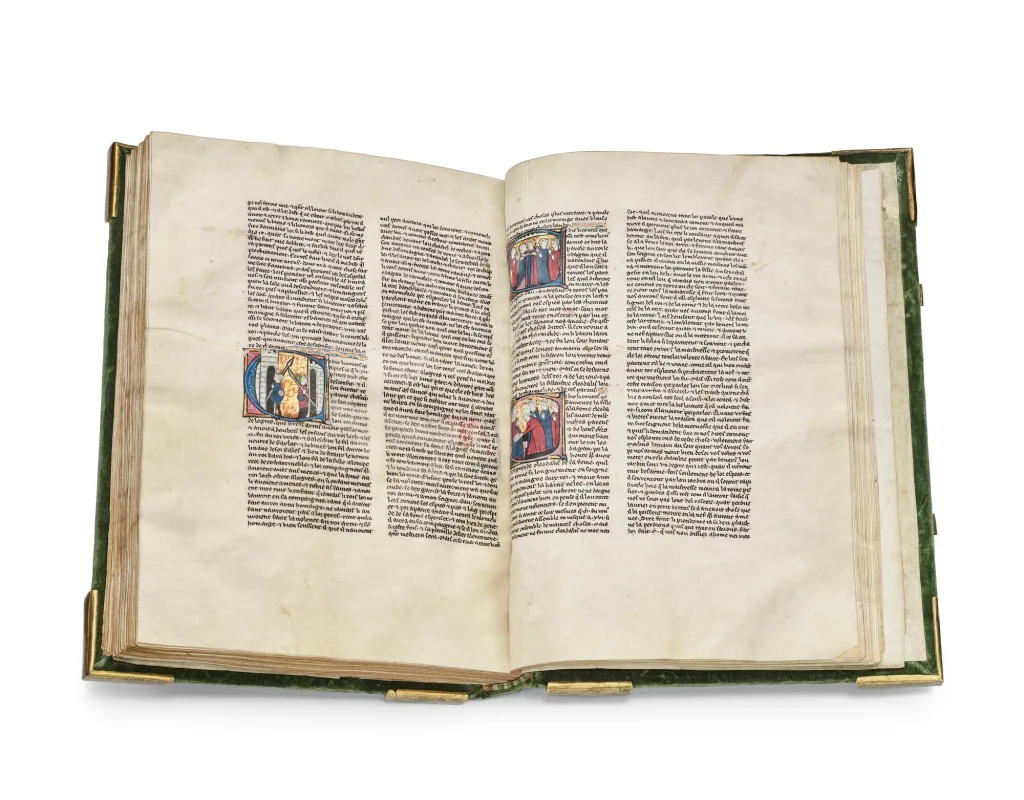 Libro antico aperto con pagine scritte a mano e illustrazioni colorate, rilegato in velluto verde con angolari dorati.
