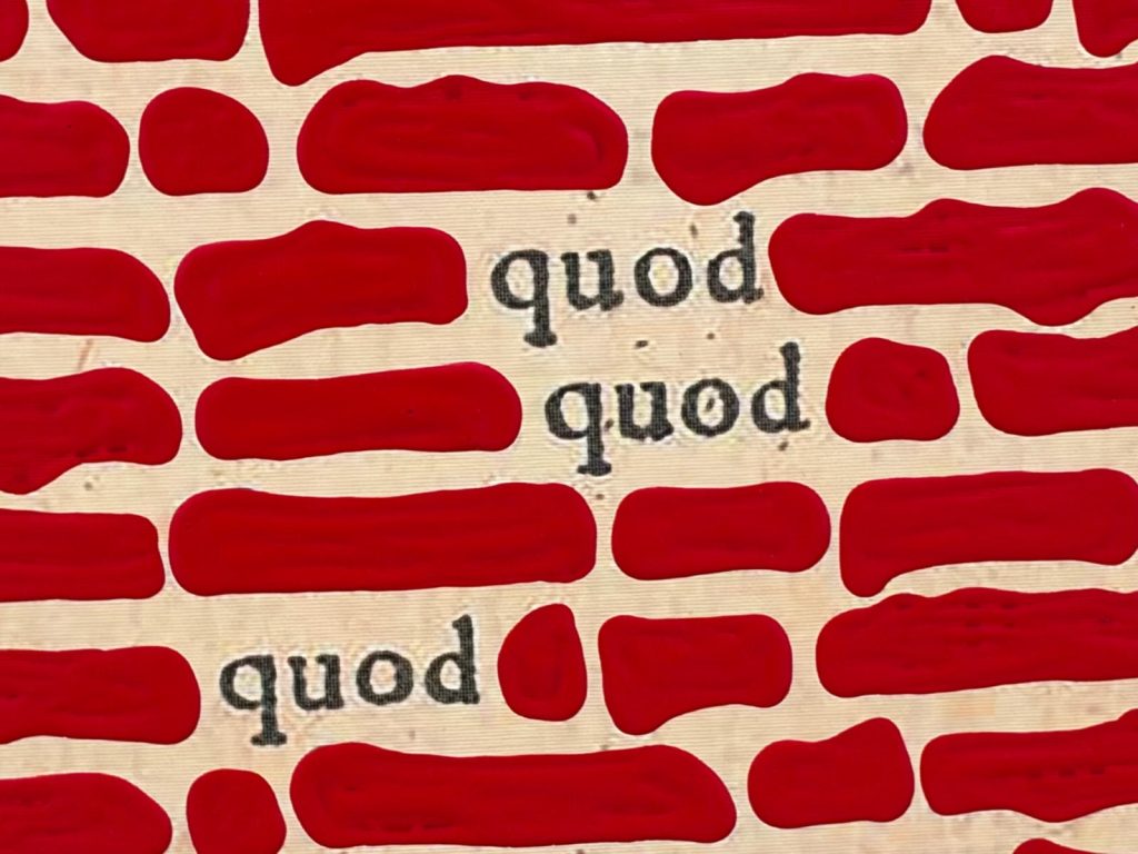 Testo con la parola "quod" ripetuta, su sfondo beige con pennellate rosse orizzontali.