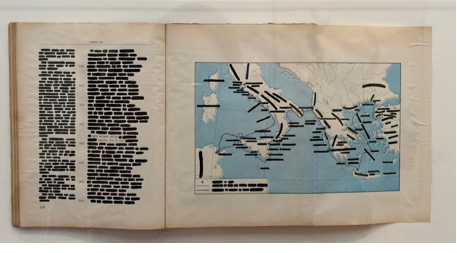Libro aperto con testo censurato a sinistra e mappa del Mediterraneo con linee nere a destra.