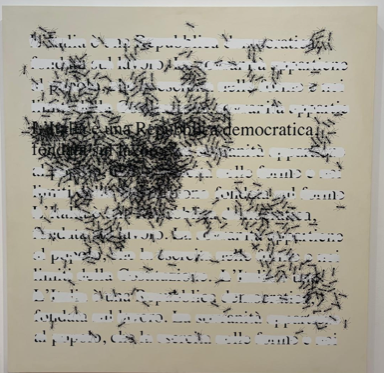 Opera d'arte quadrata con testo nero su sfondo beige, parzialmente coperto da un ammasso di figure nere.