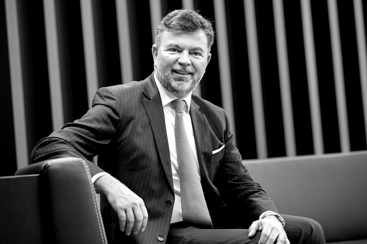 Foto in bianco e nero di Marc Flammang, ceo di Intesa Sanpaolo Wealth Management.