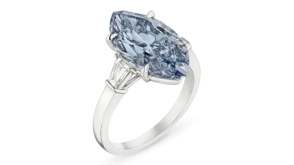 Anello con grande diamante blu a forma di marquise e due diamanti baguette laterali.
