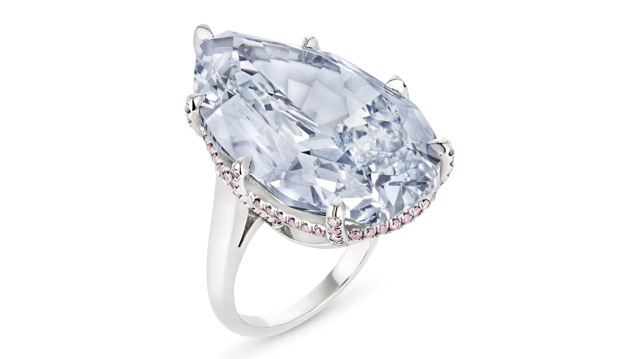 Anello con grande diamante a goccia, incastonato con diamanti rosa.