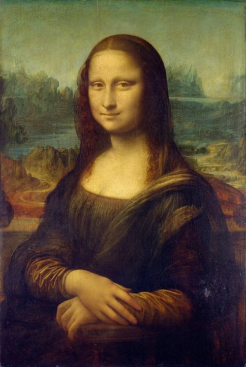 Ritratto di donna con sorriso enigmatico, mani incrociate, sfondo paesaggistico sfumato.