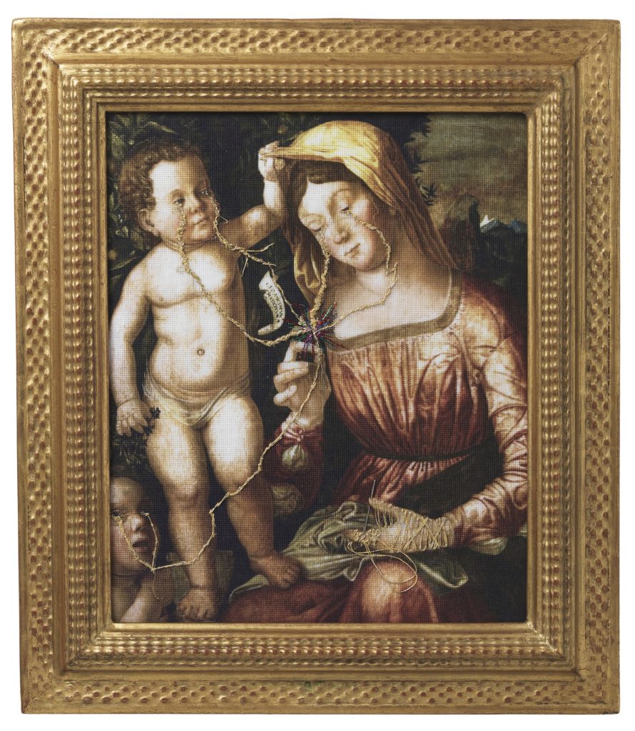 Madonna con Bambino e San Giovannino, con ricami dorati che aggiungono un tocco moderno.