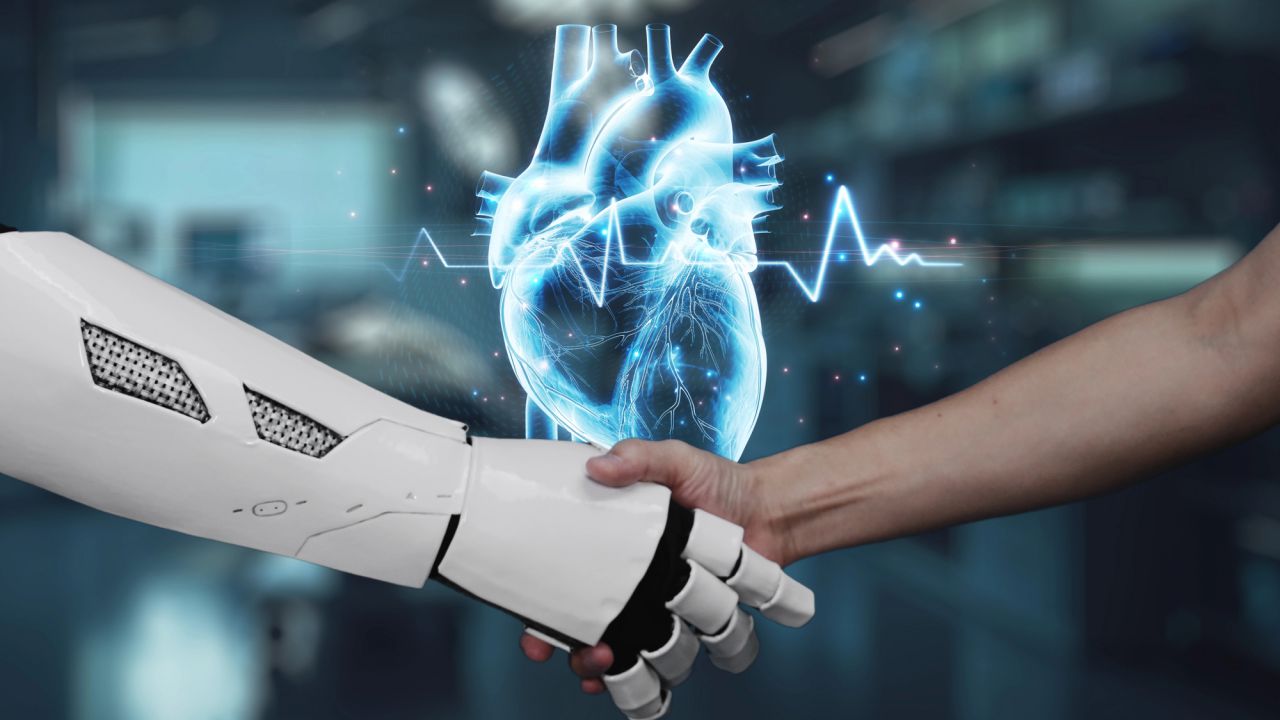 Braccio robotico e umano si stringono la mano, con cuore e battito cardiaco stilizzati sullo sfondo.