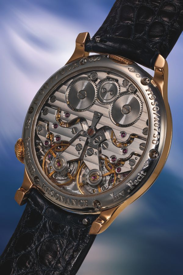 Movimento di orologio con ingranaggi complessi, rubini e cinturino in pelle nera.