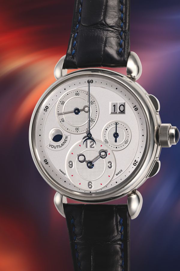 Orologio da polso con quadrante argentato, cronografo, indicatore di fase lunare e cinturino in pelle nera.