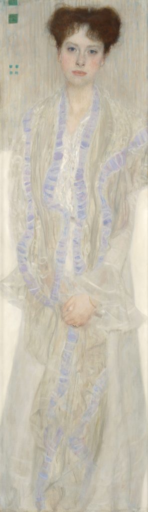Ritratto di donna con abito bianco e nastri viola, sfondo chiaro con dettagli verdi.