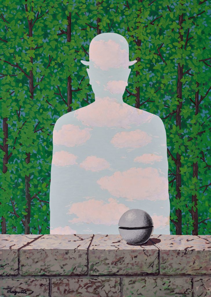 Sagoma di uomo con cielo e nuvole al posto del volto, su sfondo di alberi.