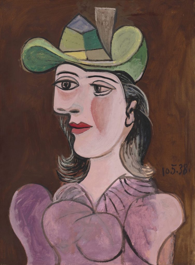 Ritratto di donna con cappello verde, abito viola e sfondo marrone.
