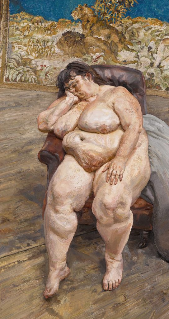 Donna addormentata su una poltrona di pelle, con sfondo di arazzo e cielo blu.