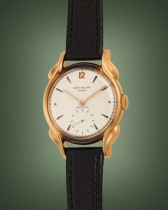 Orologio Patek Philippe in oro giallo con cinturino in pelle nera.