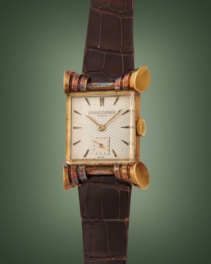 Orologio da polso vintage Vacheron Constantin con cinturino in pelle marrone e cassa quadrata dorata.
