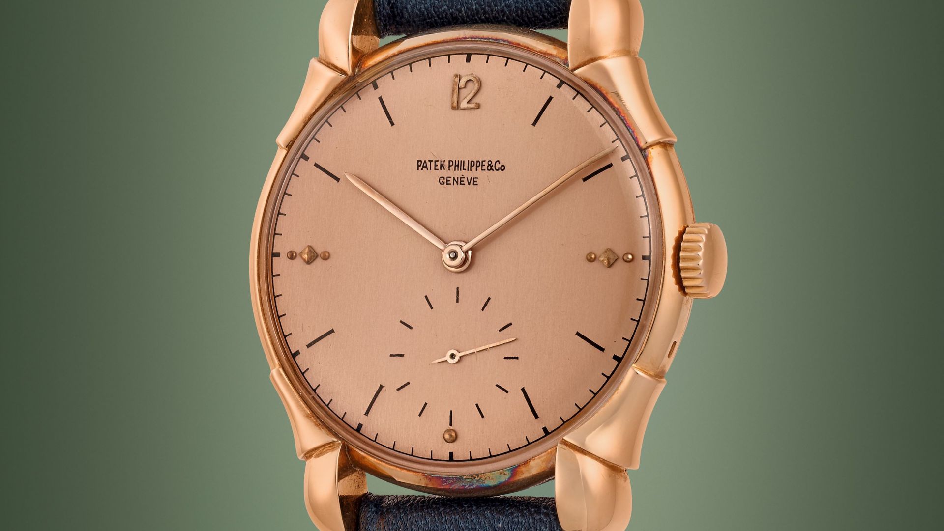 Orologio Patek Philippe in oro rosa con quadrante color champagne e cinturino blu.