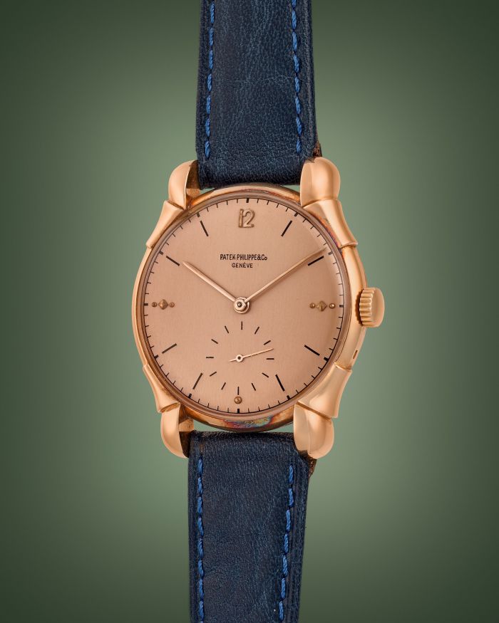 Orologio Patek Philippe in oro rosa con cinturino blu e quadrante color salmone.