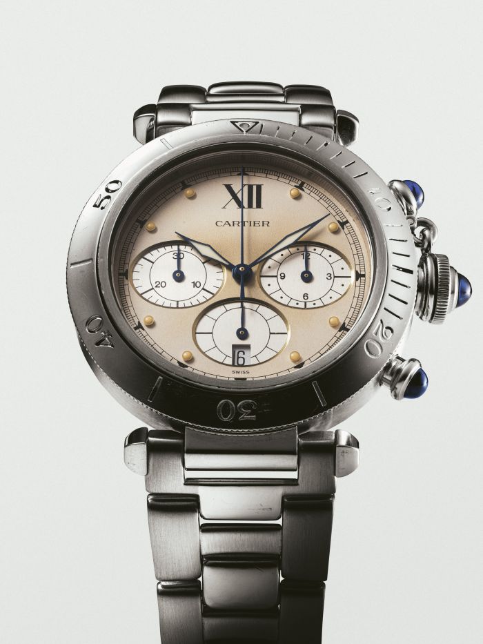 Orologio Cartier con quadrante color crema, tre cronografi e lunetta girevole con numeri romani.