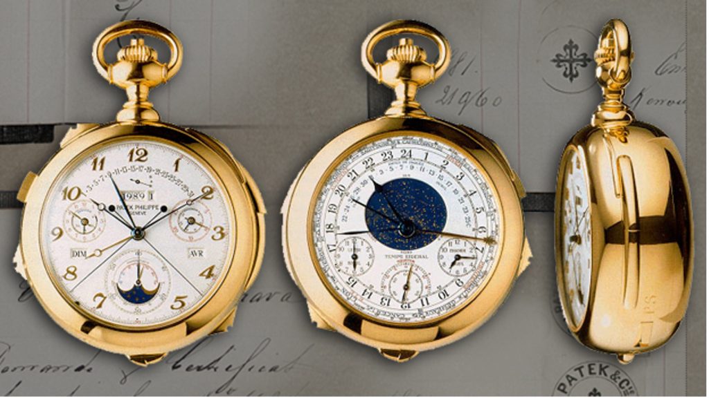 Tre orologi da tasca in oro, uno di profilo, con quadranti complessi e dettagli dorati.