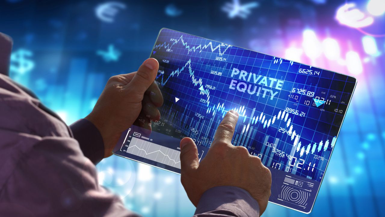 Mani che toccano uno schermo con grafici finanziari e testo "PRIVATE EQUITY".