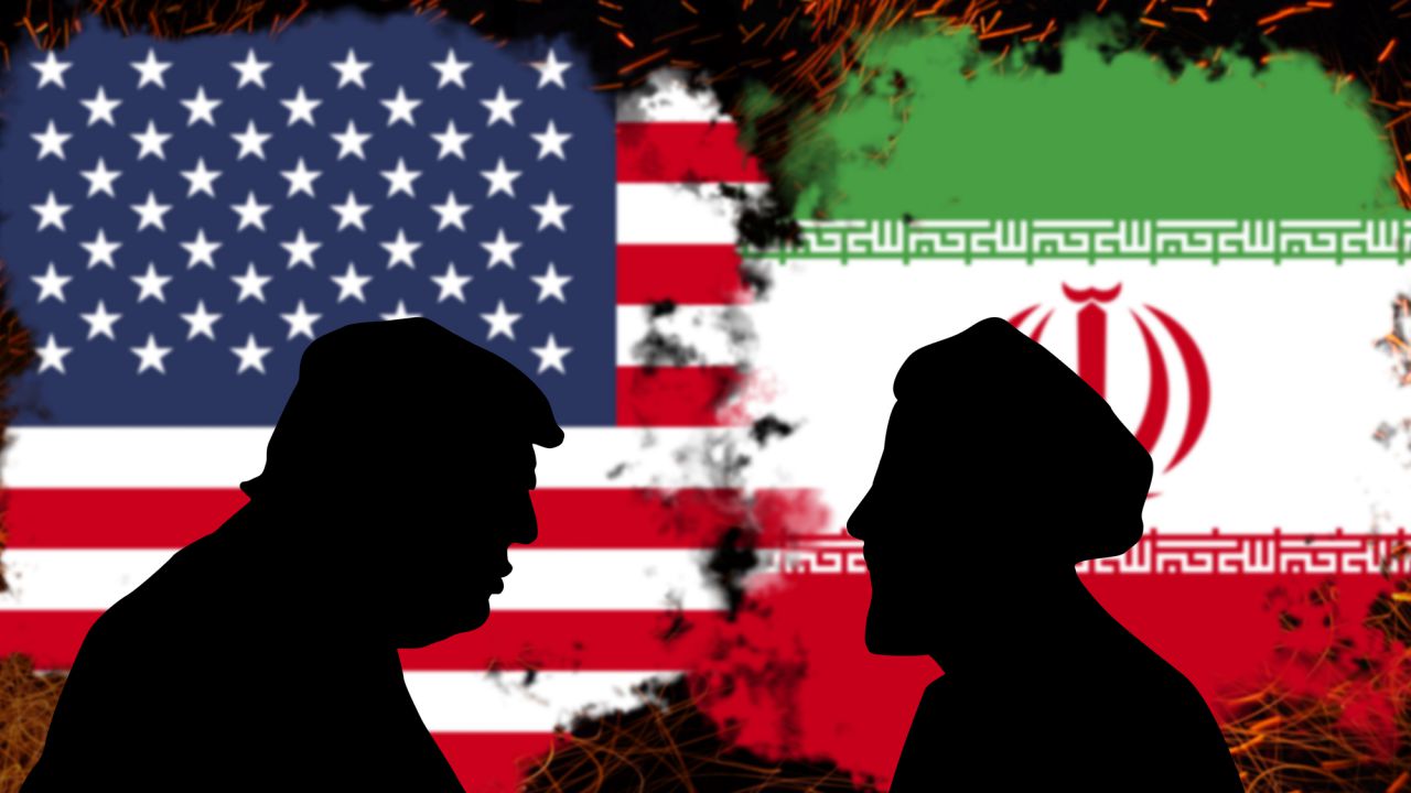 Sagome di due leader di fronte alle bandiere americana e iraniana, con fiamme sullo sfondo.