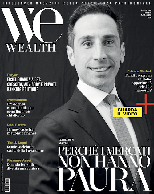 Uomo in giacca e cravatta sorride, copertina rivista "WE Wealth" con titolo "Perché i mercati non hanno paura".
